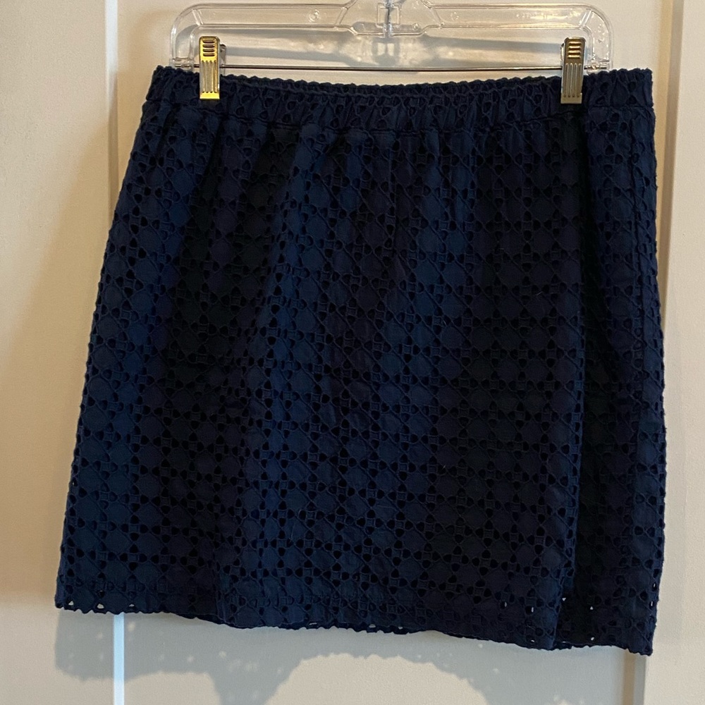 Casual & cute! Gap Navy M skirt. Flowery eyelet design perfect for warm weather!